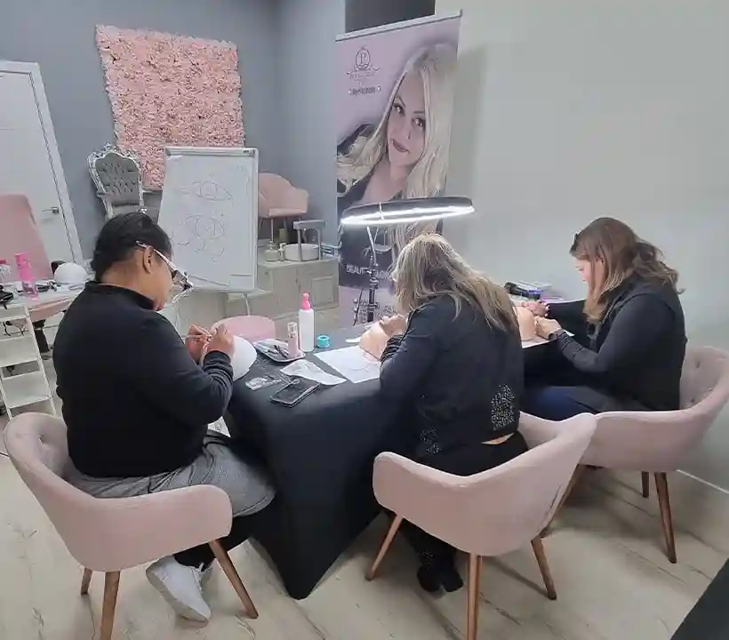 Cursos profesionales de uñas en Torrejon